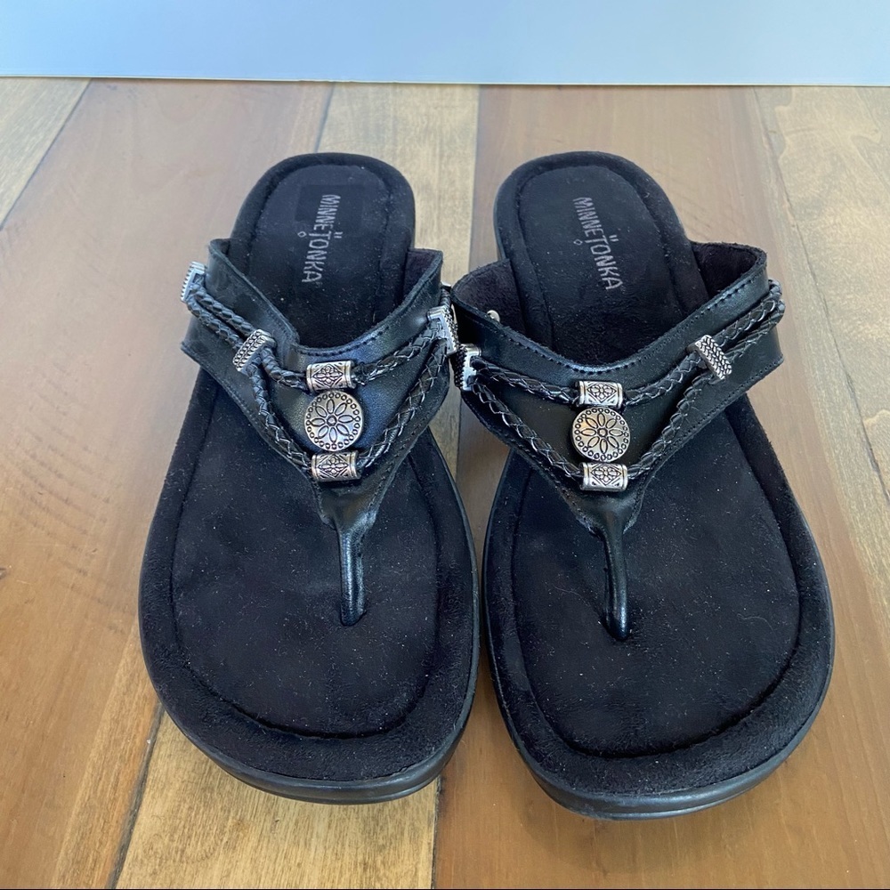 Minnetonka Silverthorne 360 Black Leather Wedge Sandal - size 9
